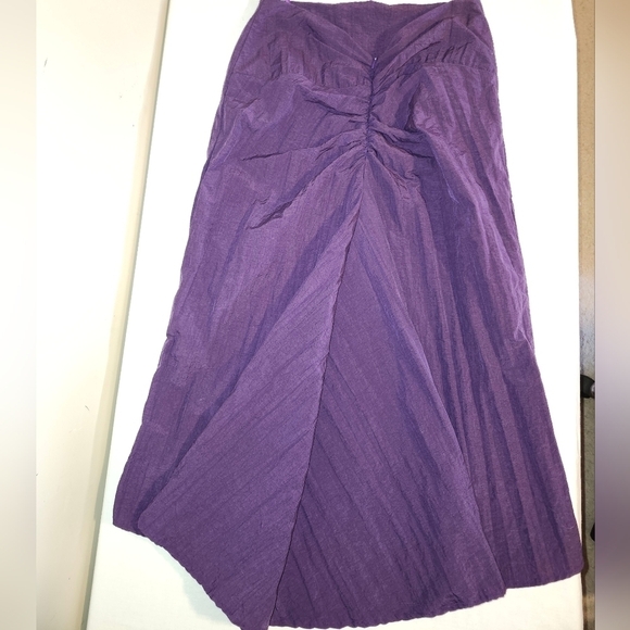 Beautiful purple  crinkle skirt with a BUSTLE!! - Picture 7 of 8